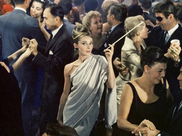 “Audrey Hepburn, il coraggio nascosto: l’adolescenza che forgiò&nbsp;un’icona”